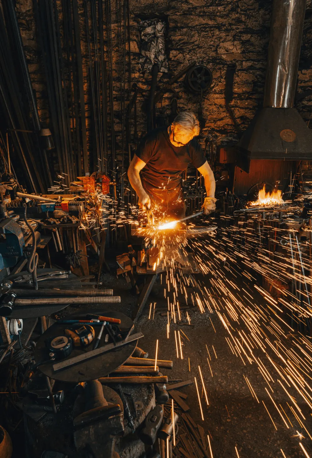 Un fabbro batte il ferro incandescente sull’incudine