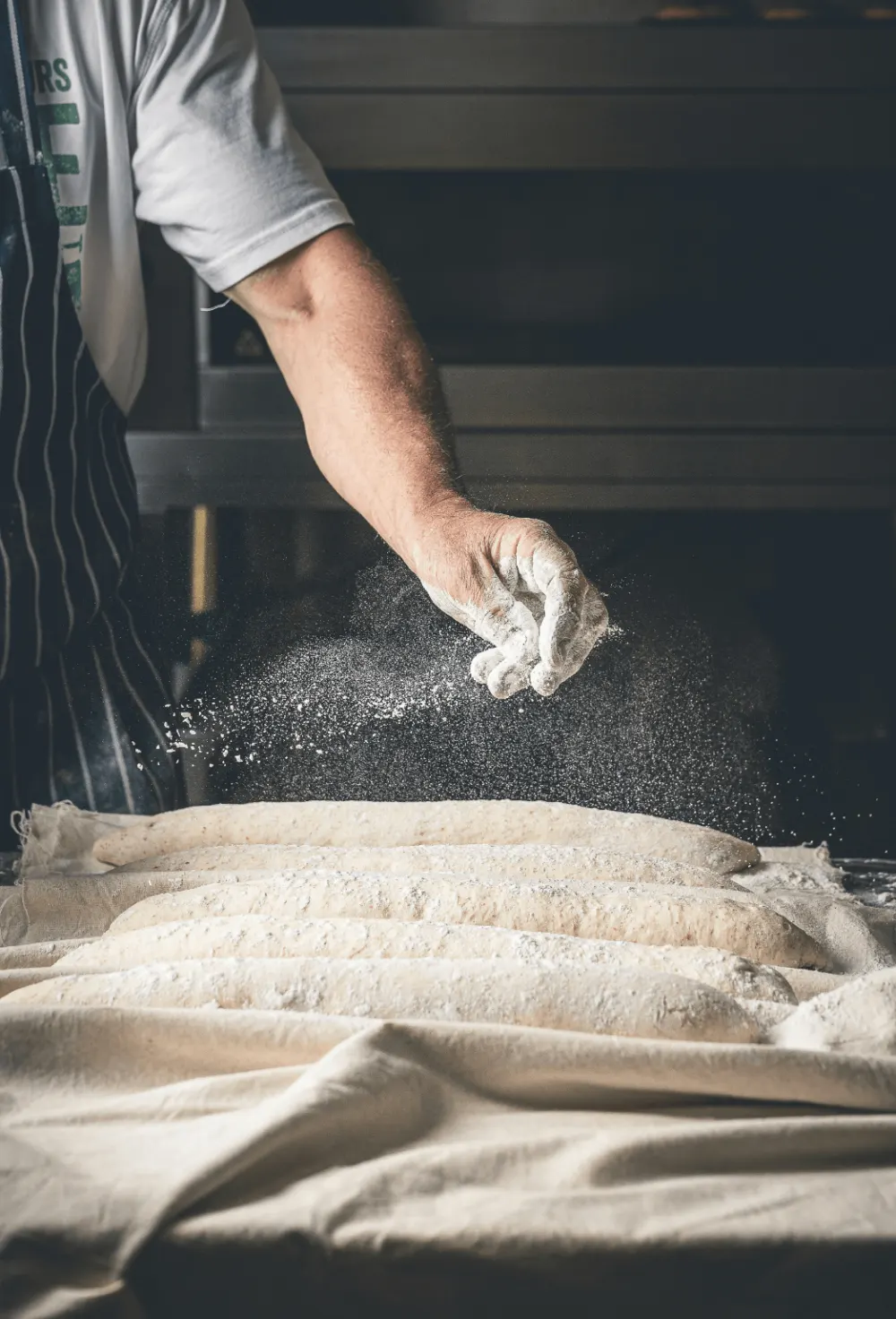 Un fornaio impasta il pane a mano