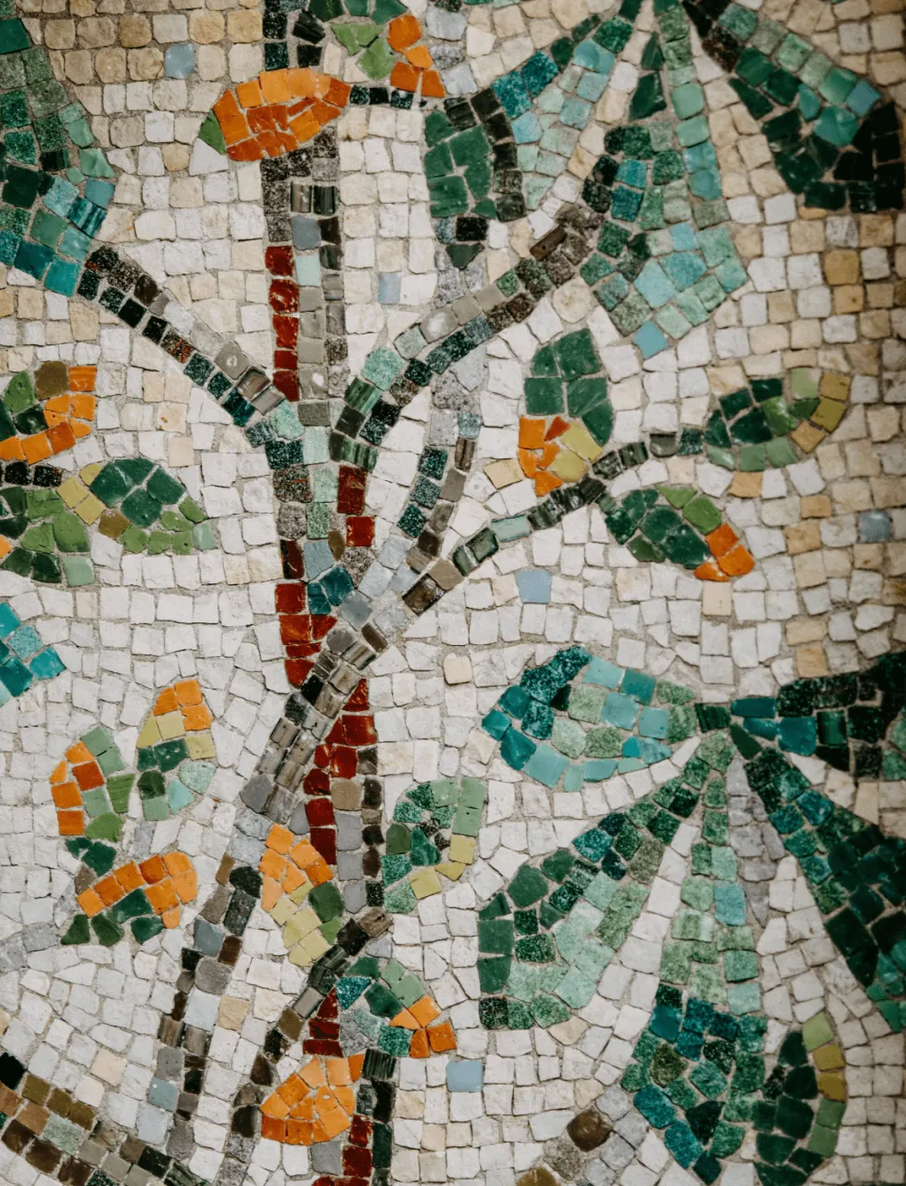 Un mosaicista compone le tessere di un mosaico
