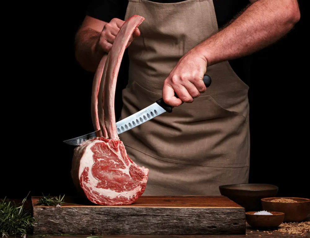 Un norcino lavora i salumi in laboratorio